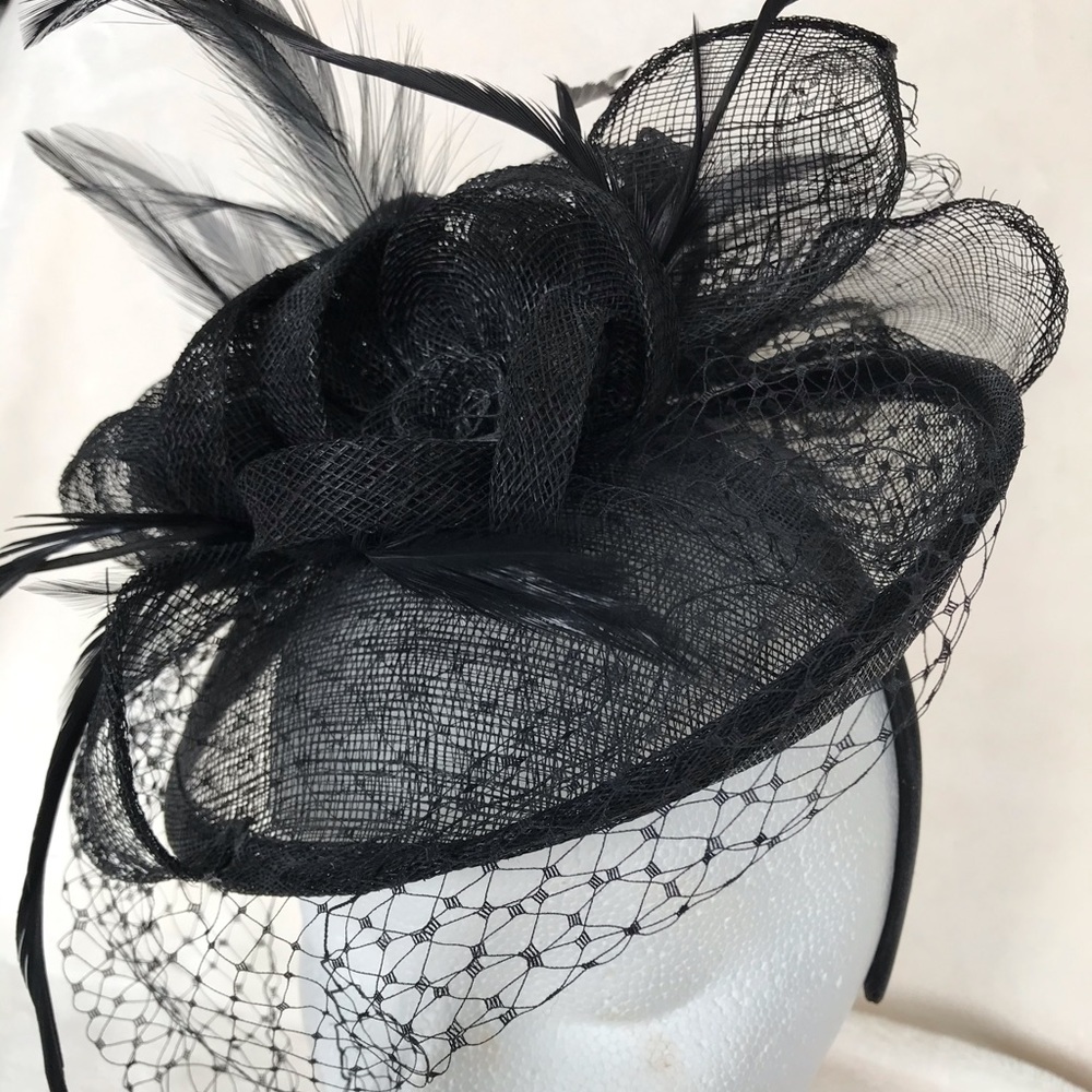 Gorgeous Fascinator Hat Black w/feathers